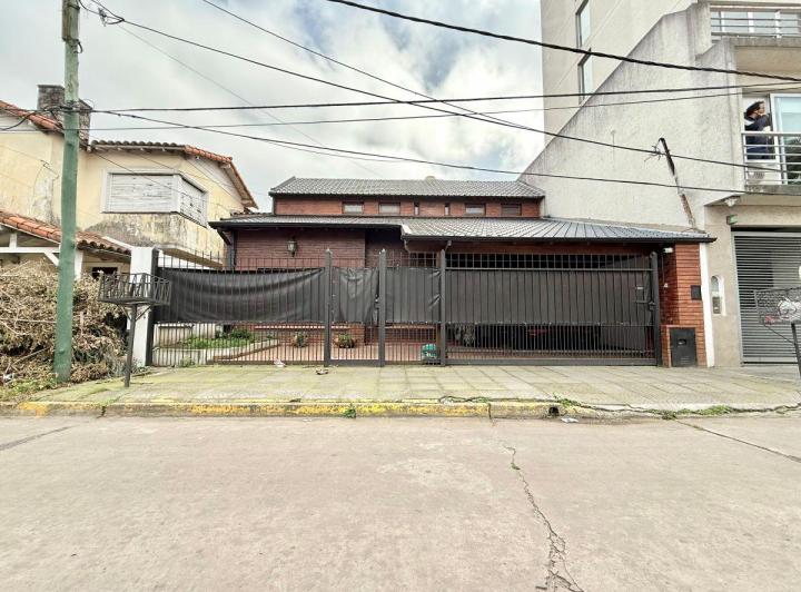 Casa · 193m² · 7 Ambientes · 1 Cochera