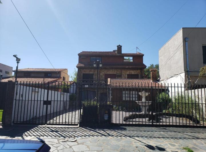 Casa · 290m² · 4 Ambientes · 4 Cocheras