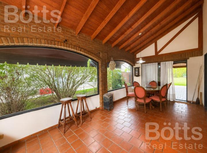 Casa · 105m² · 4 Ambientes · 2 Cocheras