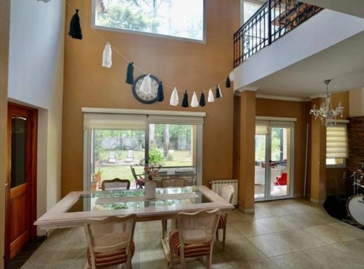 Casa · 340m² · 8 Ambientes · 1 Cochera