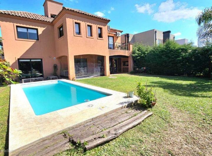 Casa · 204m² · 5 Ambientes · 1 Cochera