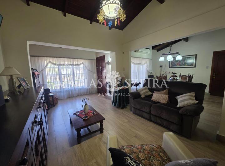 Casa · 160m² · 5 Ambientes · 2 Cocheras