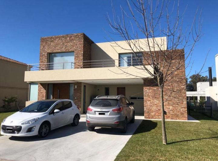 Casa · 400m² · 6 Ambientes · 4 Cocheras