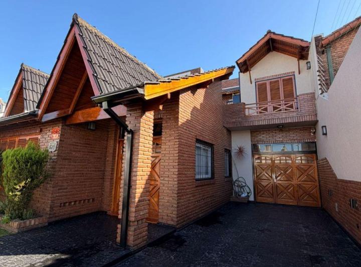 Casa · 310m² · 6 Ambientes · 3 Cocheras