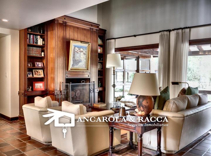Casa · 300m² · 6 Ambientes · 3 Cocheras