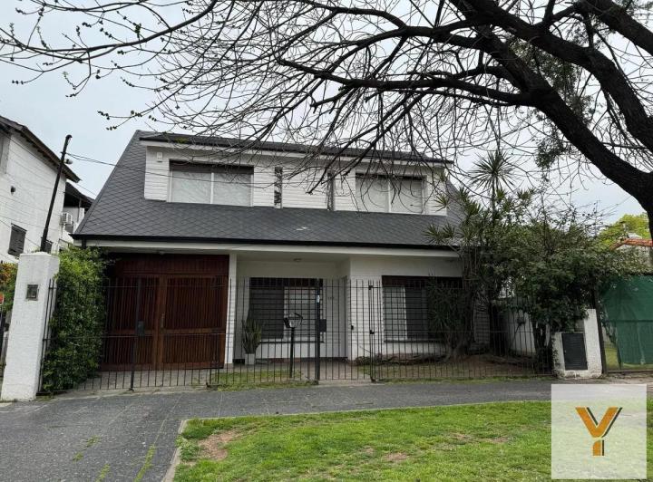 Casa · 200m² · 5 Ambientes · 2 Cocheras