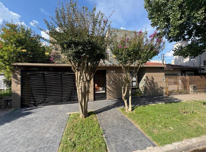 Casa · 200m² · 5 Ambientes · 2 Cocheras