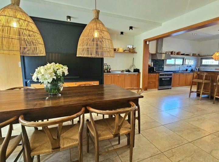 Casa · 230m² · 4 Ambientes · 3 Cocheras