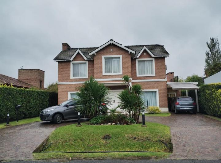 Casa · 180m² · 5 Ambientes · 1 Cochera