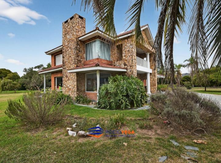 Casa · 619m² · 8 Ambientes · 1 Cochera