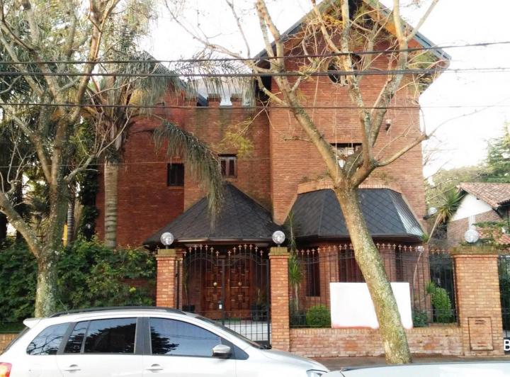 Casa · 317m² · 7 Ambientes · 1 Cochera