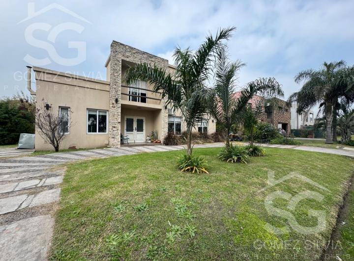 Casa · 235m² · 6 Ambientes · 2 Cocheras