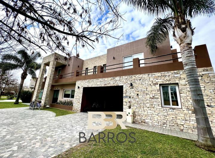 Casa · 1100m² · 5 Ambientes · 2 Cocheras