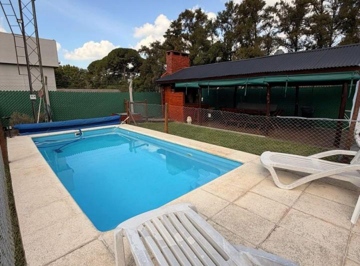 Casa · 1428m² · 3 Ambientes · 2 Cocheras