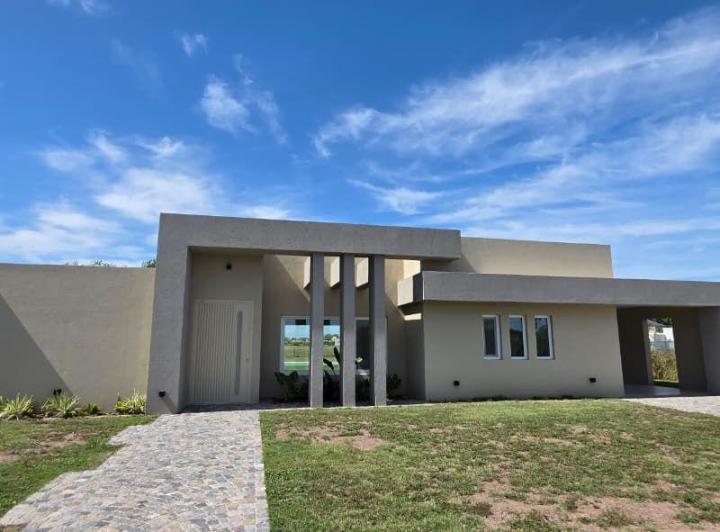 Casa · 200m² · 4 Ambientes · 2 Cocheras