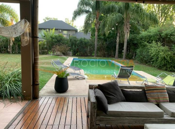 Casa · 330m² · 4 Ambientes · 1 Cochera