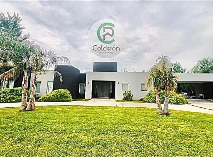 Casa · 230m² · 5 Ambientes · 8 Cocheras