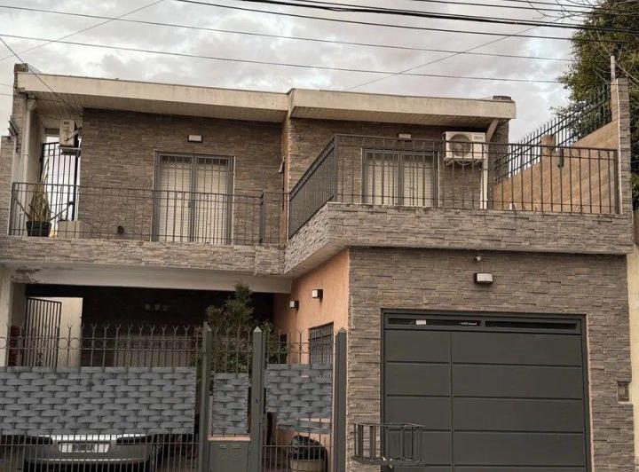 Casa · 134m² · 5 Ambientes · 2 Cocheras