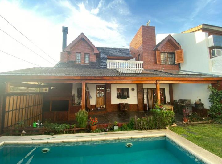Casa · 150m² · 5 Ambientes · 2 Cocheras