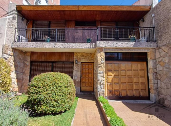 Casa · 337m² · 7 Ambientes · 5 Cocheras