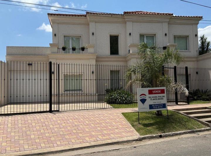 Casa · 270m² · 6 Ambientes · 1 Cochera