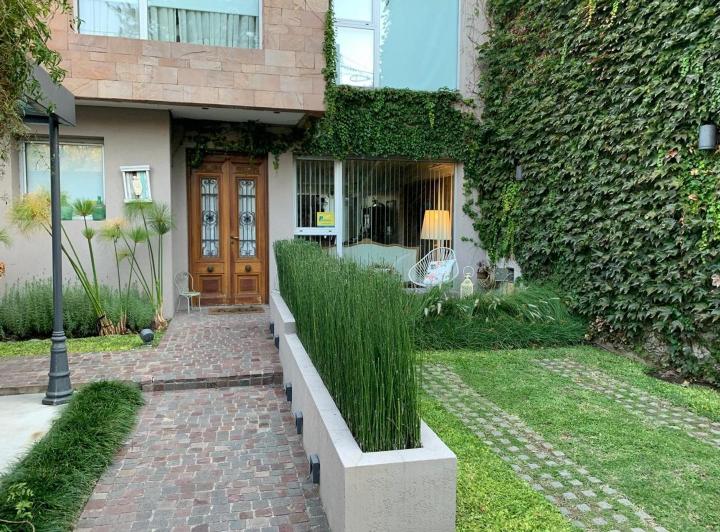 Casa · 220m² · 5 Ambientes · 2 Cocheras