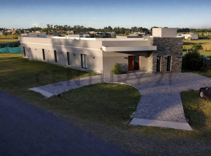 Casa · 230m² · 5 Ambientes · 2 Cocheras
