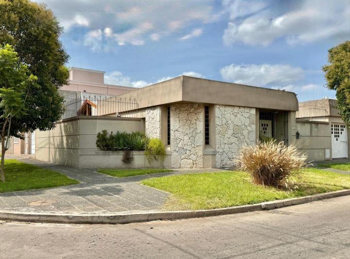 Casa · 180m² · 5 Ambientes · 2 Cocheras