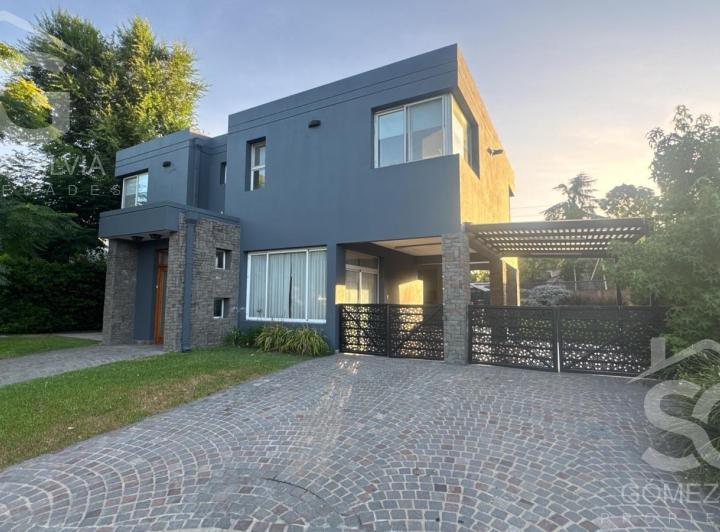 Casa · 242m² · 5 Ambientes · 2 Cocheras