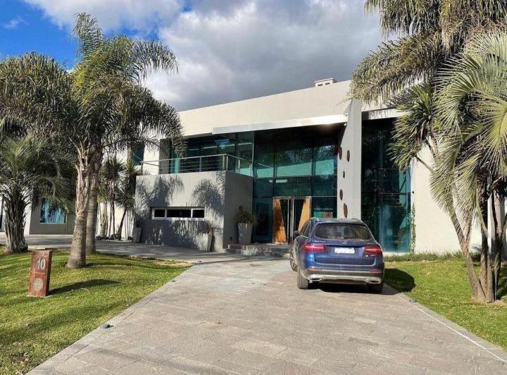 Casa · 720m² · 8 Ambientes · 1 Cochera