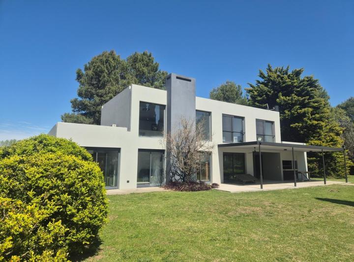 Casa · 250m² · 4 Ambientes · 4 Cocheras