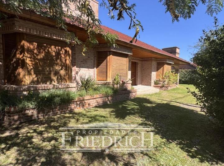 Casa · 249m² · 5 Ambientes · 7 Cocheras