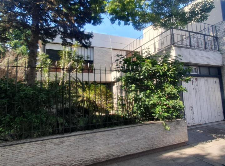 Casa · 230m² · 9 Ambientes · 1 Cochera