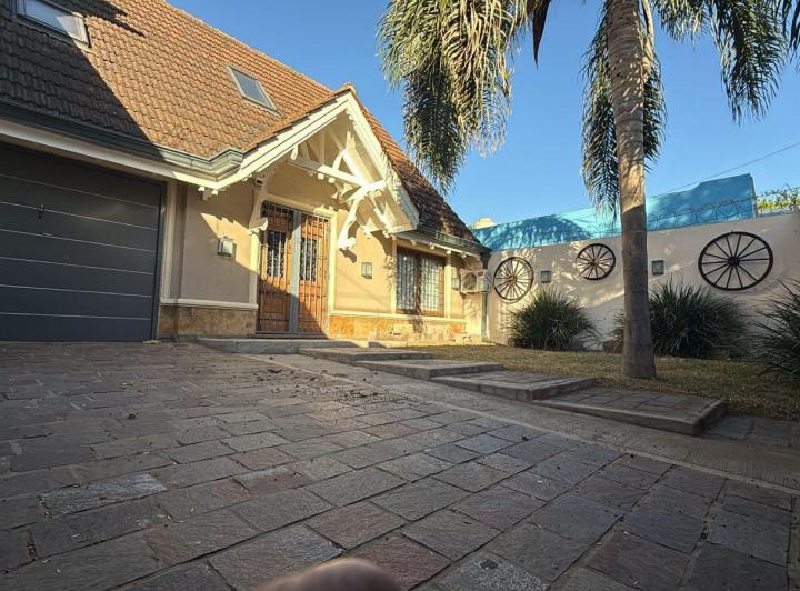 Casa · 250m² · 5 Ambientes · 3 Cocheras