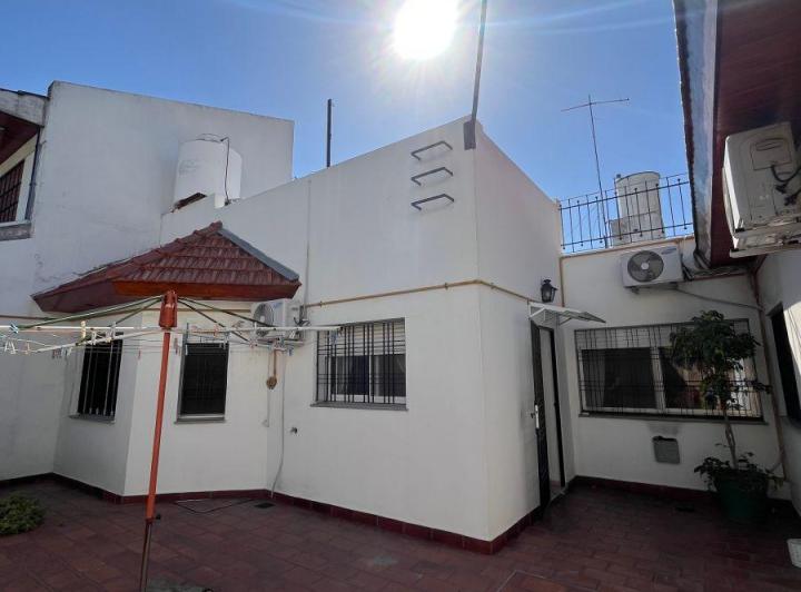 Casa · 390m² · 6 Ambientes · 1 Cochera