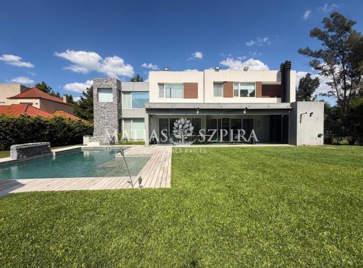 Casa · 300m² · 6 Ambientes · 2 Cocheras