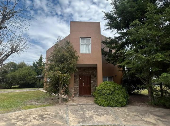 Casa · 240m² · 5 Ambientes · 4 Cocheras