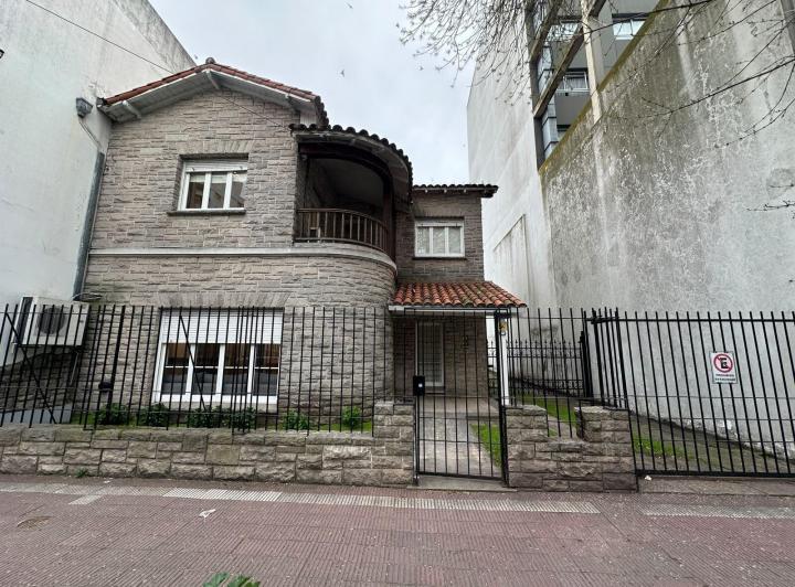 Casa · 271m² · 7 Ambientes · 1 Cochera