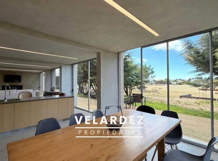 Casa · 200m² · 5 Ambientes · 4 Cocheras