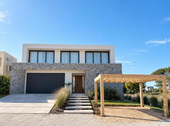 Casa · 450m² · 7 Ambientes · 4 Cocheras