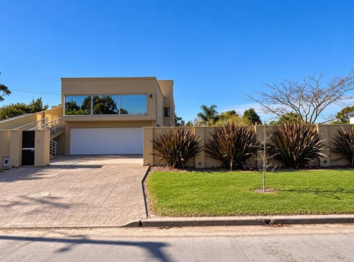 Casa · 309m² · 5 Ambientes · 4 Cocheras