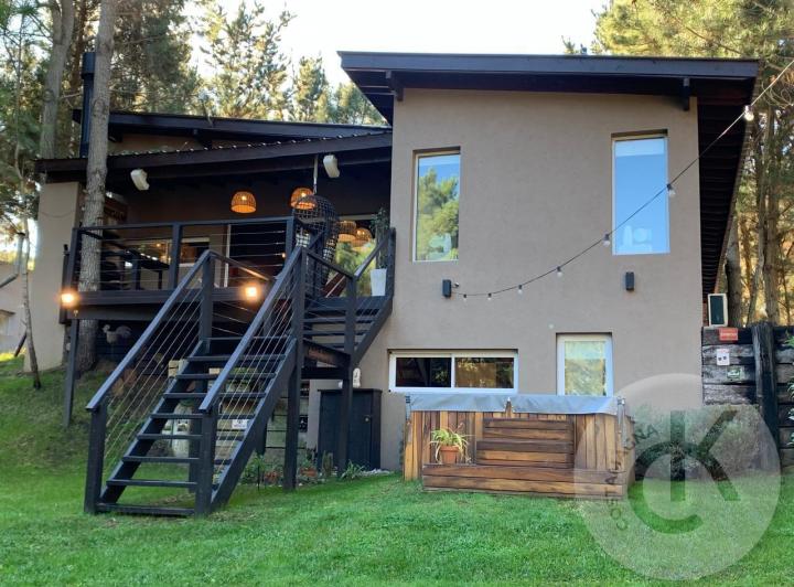 Casa · 200m² · 5 Ambientes · 3 Cocheras
