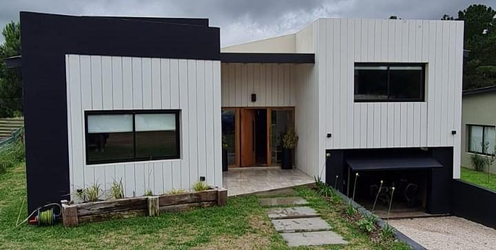 Casa · 250m² · 4 Dormitorios · 3 Cocheras