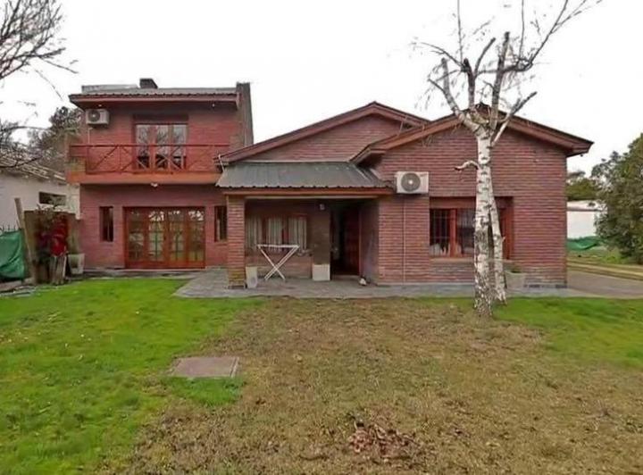 Casa · 330m² · 5 Ambientes · 2 Cocheras