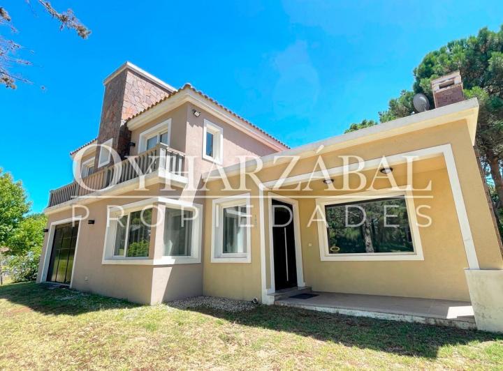 Casa · 250m² · 5 Ambientes · 1 Cochera