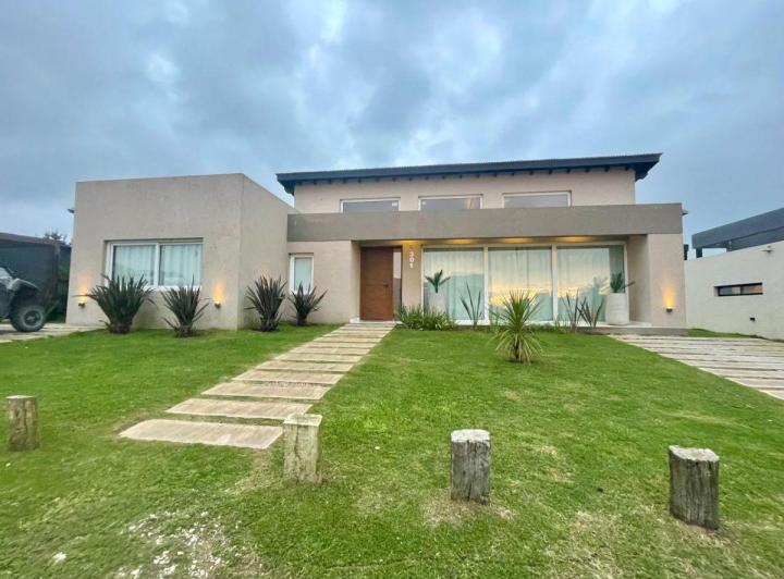 Casa · 270m² · 6 Ambientes