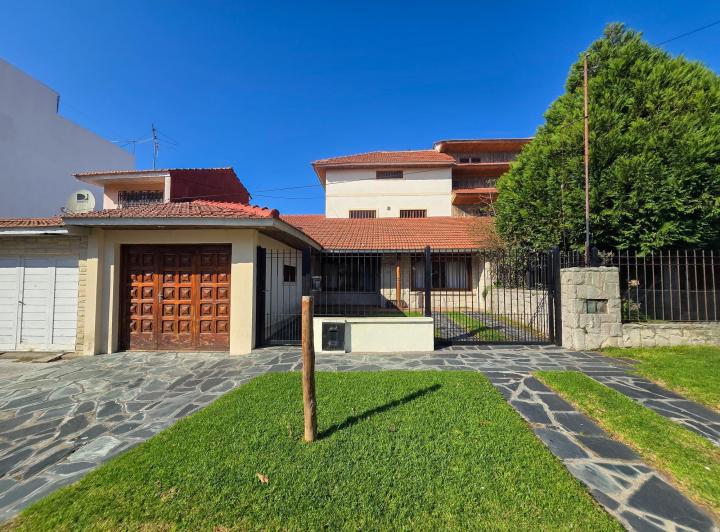 Casa · 4 Dormitorios · 3 Cocheras