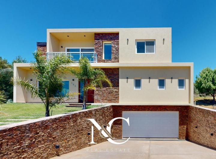 Casa · 270m² · 5 Ambientes · 2 Cocheras
