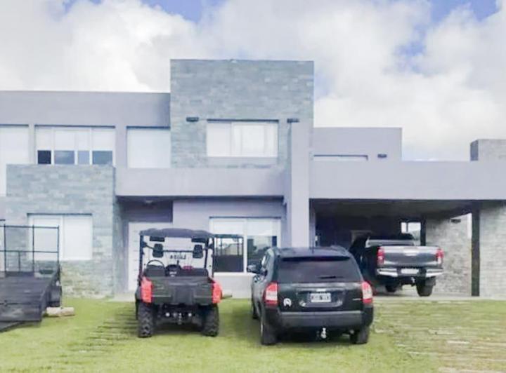 Casa · 300m² · 5 Ambientes · 2 Cocheras