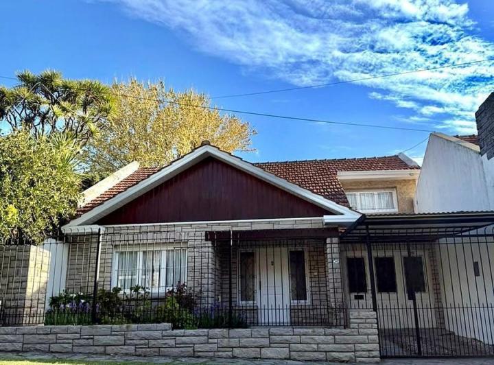 Casa · 245m² · 5 Ambientes · 2 Cocheras